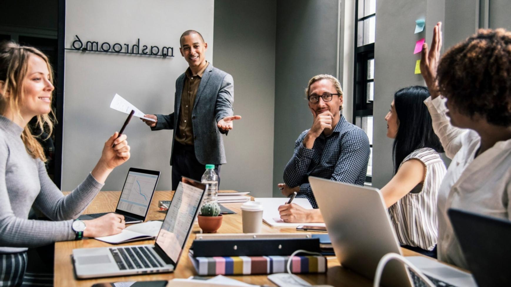 Profissional analisando gráficos financeiros num ambiente de trabalho moderno